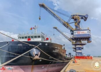 GUINEE CONAKRY : Simandou : le Président du Comité Stratégique, Djiba Diakité, reçoit les premiers navires d’exportation du minerai de fer au port de Morebaya