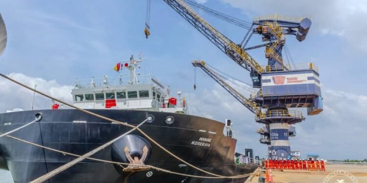 GUINEE CONAKRY : Simandou : le Président du Comité Stratégique, Djiba Diakité, reçoit les premiers navires d’exportation du minerai de fer au port de Morebaya