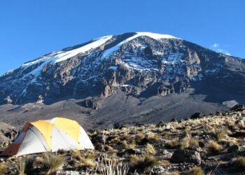 LE KILIMANDJARO : TOIT DE L’AFRIQUE ET MYTHE VIVANT