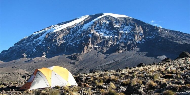 LE KILIMANDJARO : TOIT DE L’AFRIQUE ET MYTHE VIVANT