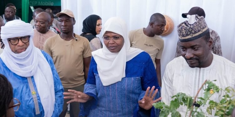 VISITE DES MINISTRES DE L’AES AUX EXPOSANTS DU SITICO : UN SOUTIEN AFFIRMÉ À L’INNOVATION NUMÉRIQUE