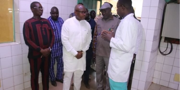 VISITE MINISTÉRIELLE AU CHRU DE FADA : LE MINISTRE KARGOUGOU S’IMPRÈGNE DE L’AVANCEMENT DES TRAVAUX