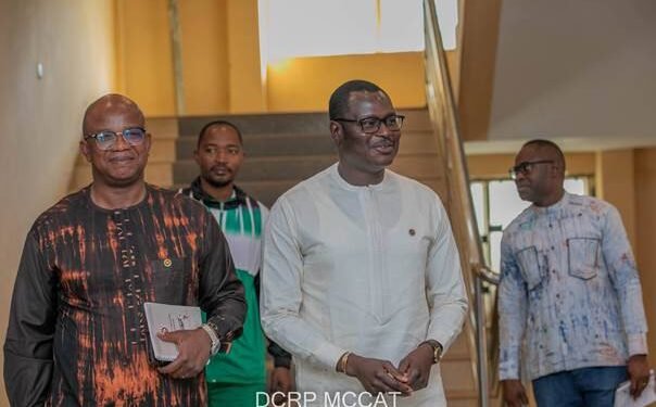 VISITE SURPRISE DU MINISTRE CHARGÉ DE LA COMMUNICATION : UN RAPPEL À L’ORDRE SUR LA PONCTUALITÉ DANS L’ADMINISTRATION