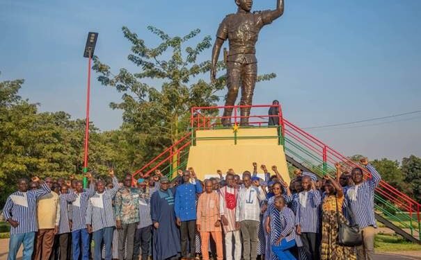 HOMMAGE MENSUEL À THOMAS SANKARA : LE MCCAT AUX CÔTÉS DES AUTORITÉS POUR HONORER LA MÉMOIRE DU PÈRE DE LA RÉVOLUTION