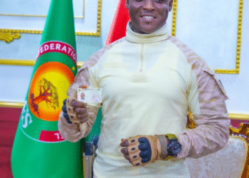 CARTE BIOMÉTRIQUE AES : LE CAPITAINE TRAORÉ REÇOIT LE PREMIER EXEMPLAIRE