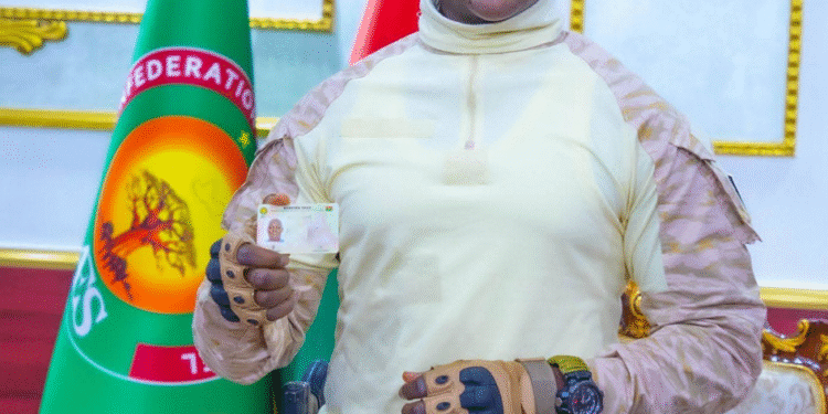 CARTE BIOMÉTRIQUE AES : LE CAPITAINE TRAORÉ REÇOIT LE PREMIER EXEMPLAIRE