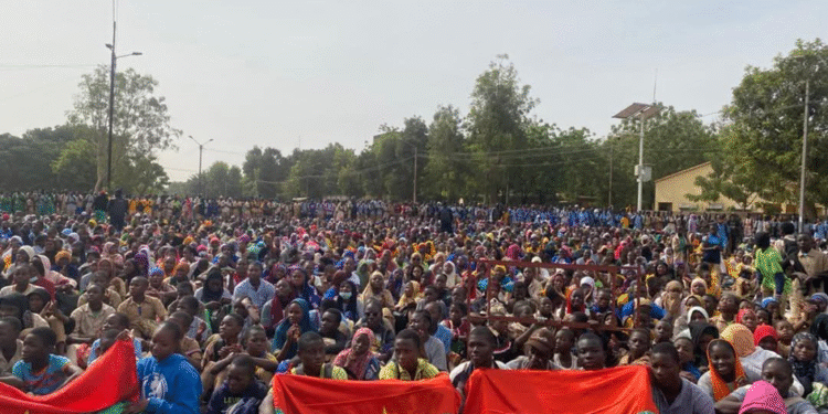 ÉDUCATION : LA JEUNESSE SCOLAIRE BURKINABÈ REND HOMMAGE AU LEADERSHIP NATIONAL ET RENFORCE SON ENGAGEMENT PATRIOTIQUE