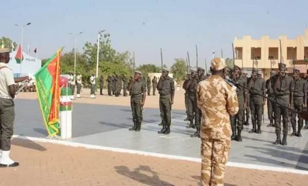 ACADÉMIE DE POLICE : LES ÉLÈVES COMMISSAIRES ET OFFICIERS DE LA 11ᵉ PROMOTION PRÉSENTÉS AU DRAPEAU