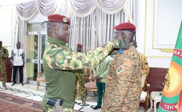 BURKINA FASO : LE PRÉSIDENT DU FASO DÉCORE LE MINISTRE DE LA DÉFENSE DES INSIGNES DE GÉNÉRAL DE DIVISION