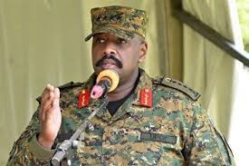 OUGANDA : LE CHEF DE L’ARMÉE FAIT MARCHE ARRIÈRE APRÈS SES PROPOS VISANT LES ÉTATS-UNIS