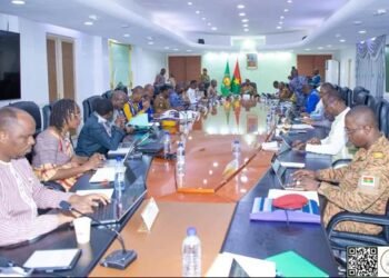 CONSEIL DES MINISTRES : BAISSE DES PRIX DES MÉDICAMENTS ET NOUVELLES RÈGLES POUR LES SIÈGES DES GRANDES ENTREPRISES