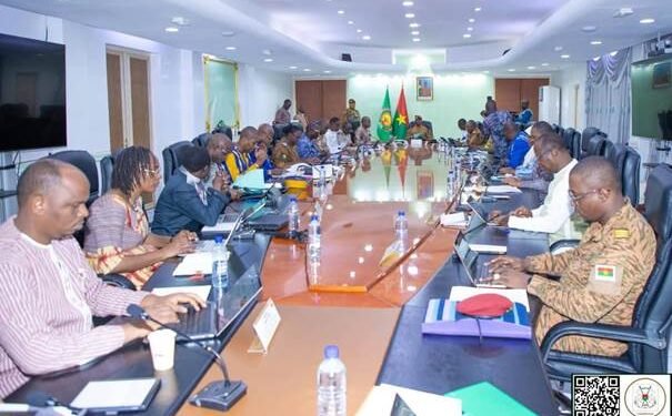 CONSEIL DES MINISTRES : BAISSE DES PRIX DES MÉDICAMENTS ET NOUVELLES RÈGLES POUR LES SIÈGES DES GRANDES ENTREPRISES