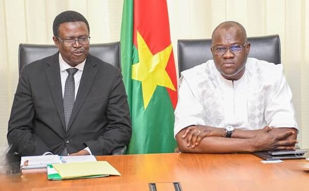 COOPÉRATION RÉGIONALE AU SAHEL : LE MINISTRE ABOUBAKAR NACANABO ÉCHANGE AVEC LA BAD ET LE PAM SUR LA RÉSILIENCE ET L’EAU