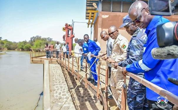 ACCÈS À L’EAU POTABLE : LE MINISTRE D’ÉTAT ISMAËL SOMBIÉ INSPECTE LA STATION DE POMPAGE DU MOUHOUN