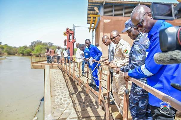 ACCÈS À L’EAU POTABLE : LE MINISTRE D’ÉTAT ISMAËL SOMBIÉ INSPECTE LA STATION DE POMPAGE DU MOUHOUN