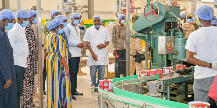 VISITE DU PREMIER MINISTRE À L’USINE SOBTO : UN ÉLAN POUR LA TRANSFORMATION LOCALE DE LA TOMATE