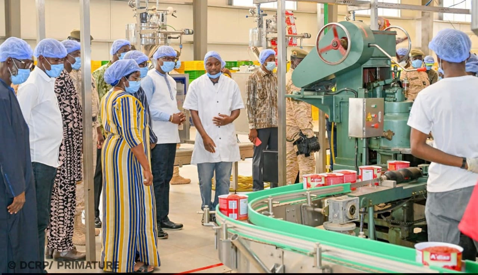 VISITE DU PREMIER MINISTRE À L’USINE SOBTO : UN ÉLAN POUR LA TRANSFORMATION LOCALE DE LA TOMATE