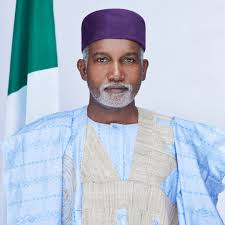 NIGERIA : REMANIEMENT POLITIQUE EN VUE, UN MINISTRE QUITTE SES FONCTIONS POUR SE LANCER DANS LA COURSE ÉLECTORALE