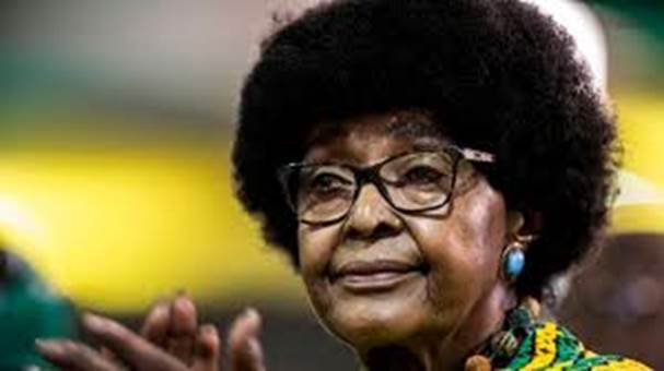 WINNIE MANDELA : L’ICÔNE REBELLE QUI A PORTÉ LA LUTTE QUAND L’ESPOIR ÉTAIT EN PRISON