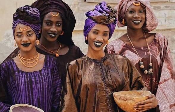 LA FEMME AFRICAINE : PILIER DE LA SOCIÉTÉ ET GARDIENNE DES CULTURES