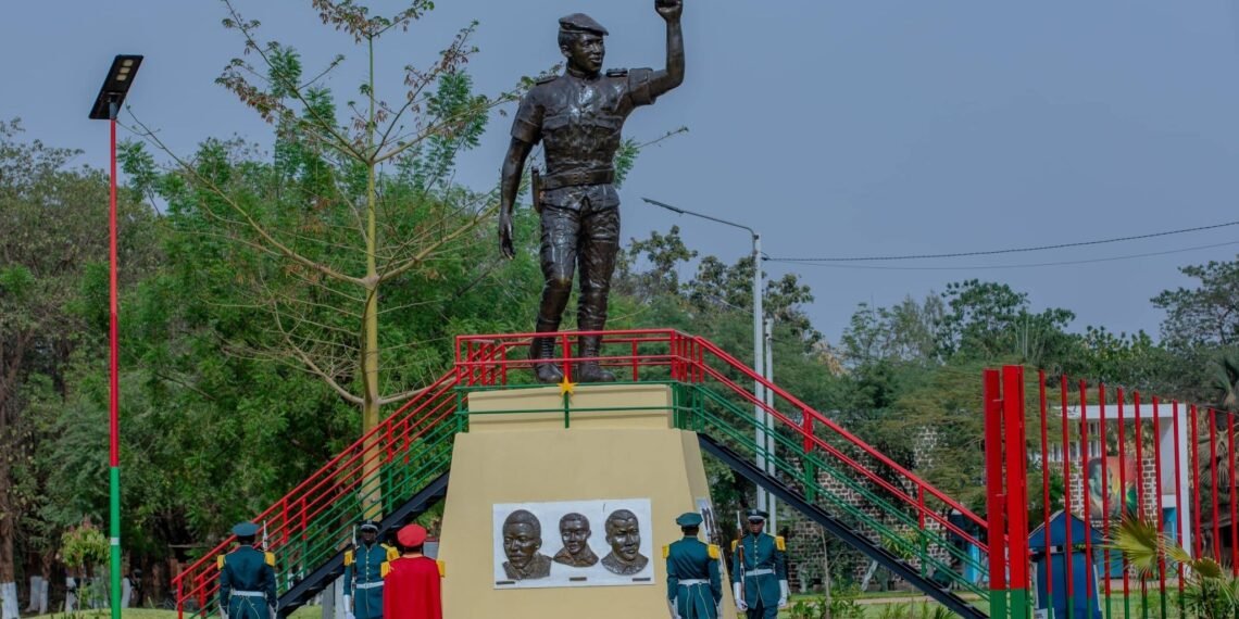 HOMMAGE MILITAIRE AU CAPITAINE THOMAS SANKARA : LES MINISTÈRES DE L’ÉDUCATION MOBILISENT PLUS DE 1 000 ÉLÈVES AU MÉMORIAL