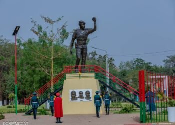 HOMMAGE MILITAIRE AU CAPITAINE THOMAS SANKARA : LES MINISTÈRES DE L’ÉDUCATION MOBILISENT PLUS DE 1 000 ÉLÈVES AU MÉMORIAL