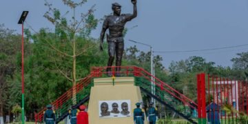 HOMMAGE MILITAIRE AU CAPITAINE THOMAS SANKARA : LES MINISTÈRES DE L’ÉDUCATION MOBILISENT PLUS DE 1 000 ÉLÈVES AU MÉMORIAL