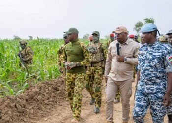 BURKINA FASO : LE CAPITAINE IBRAHIMA TRAORÉ S&rsquo;ARRÊTE À BAPORO, UNE PRISON AGRICOLE QUI RÉINVENTE LA DÉTENTION