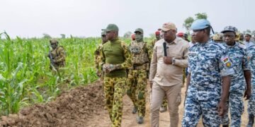 BURKINA FASO : LE CAPITAINE IBRAHIMA TRAORÉ S&rsquo;ARRÊTE À BAPORO, UNE PRISON AGRICOLE QUI RÉINVENTE LA DÉTENTION