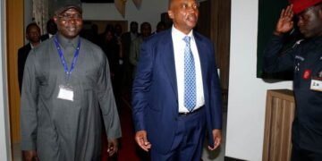 CAF : MOTSEPE EN MISSION À DAKAR POUR DÉSAMORCER LA CRISE AUTOUR DE LA CAN 2025