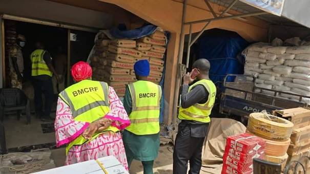 PÉNURIE DE CIMENT : LA BMCRF ÉPINGLE DES PRATIQUES FRAUDULEUSES ET SAISIT PLUS DE 120 TONNES