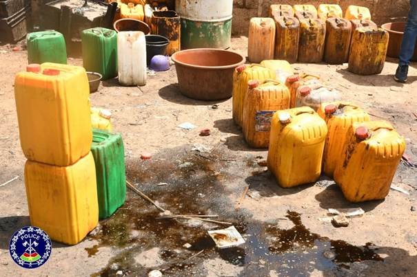 OUAGADOUGOU : UN RÉSEAU DE TRANSFORMATION ILLICITE D’HUILES DÉMANTELÉ PAR LA POLICE