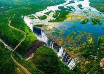 AFRICAN IDENTITIES : À LA DÉCOUVERTE DES MAJESTUEUSES CHUTES VICTORIA