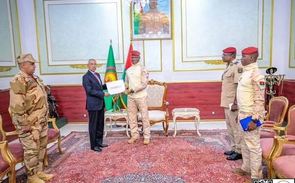 COOPERATION : LE PRÉSIDENT DU FASO REÇOIT UN ÉMISSAIRE DE MOHAMED OULD CHEIKH EL GHAZOUANI
