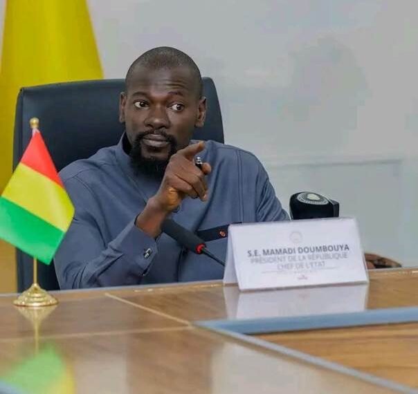 GUINÉE : DOUMBOUYA INTERDIT L’EXPORTATION DE L’OR BRUT ET IMPOSE SON RAFFINAGE À CONAKRY