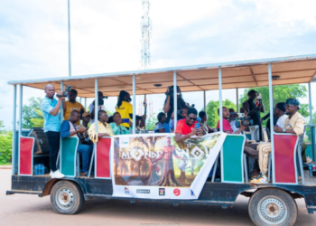 MUSIQUE : AMZY PRÉSENTE « LE MONDE » ET « ET NOUS » À BORD D’UN MINI-TRAIN À OUAGADOUGOU
