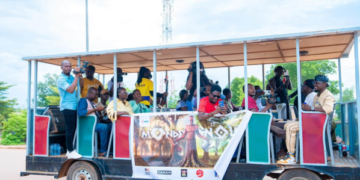 MUSIQUE : AMZY PRÉSENTE « LE MONDE » ET « ET NOUS » À BORD D’UN MINI-TRAIN À OUAGADOUGOU
