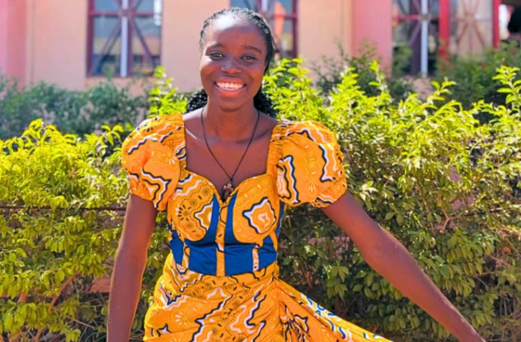 « L&rsquo;ÉTUDIANTE BATTANTE », QUAND UNE JEUNE BURKINABE PROUVE QUE L&rsquo;ON PEUT TOUT MENER DE FRONT
